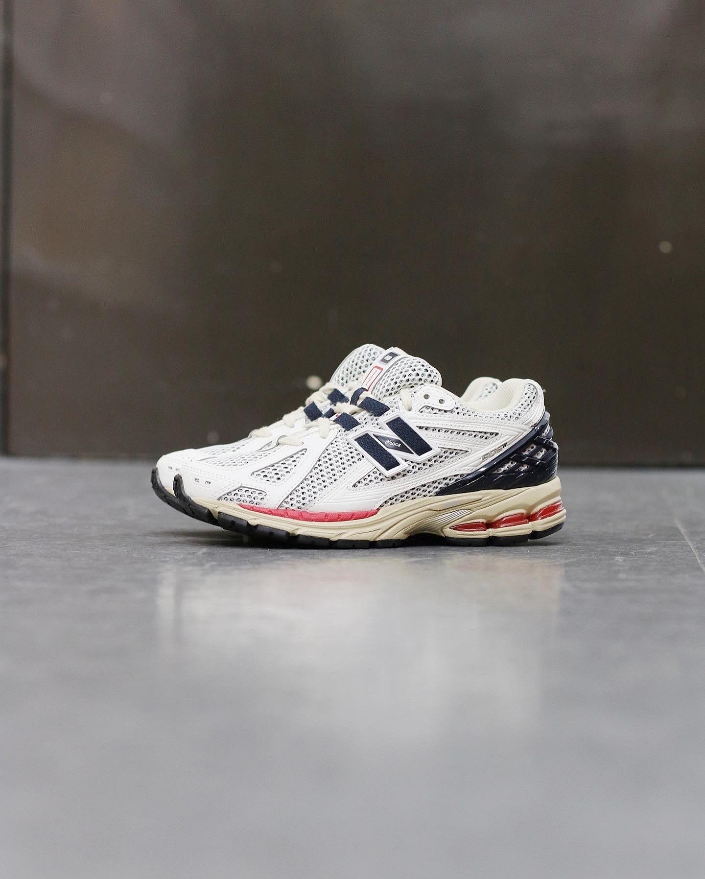 New Balance M1906RR Vintage Red