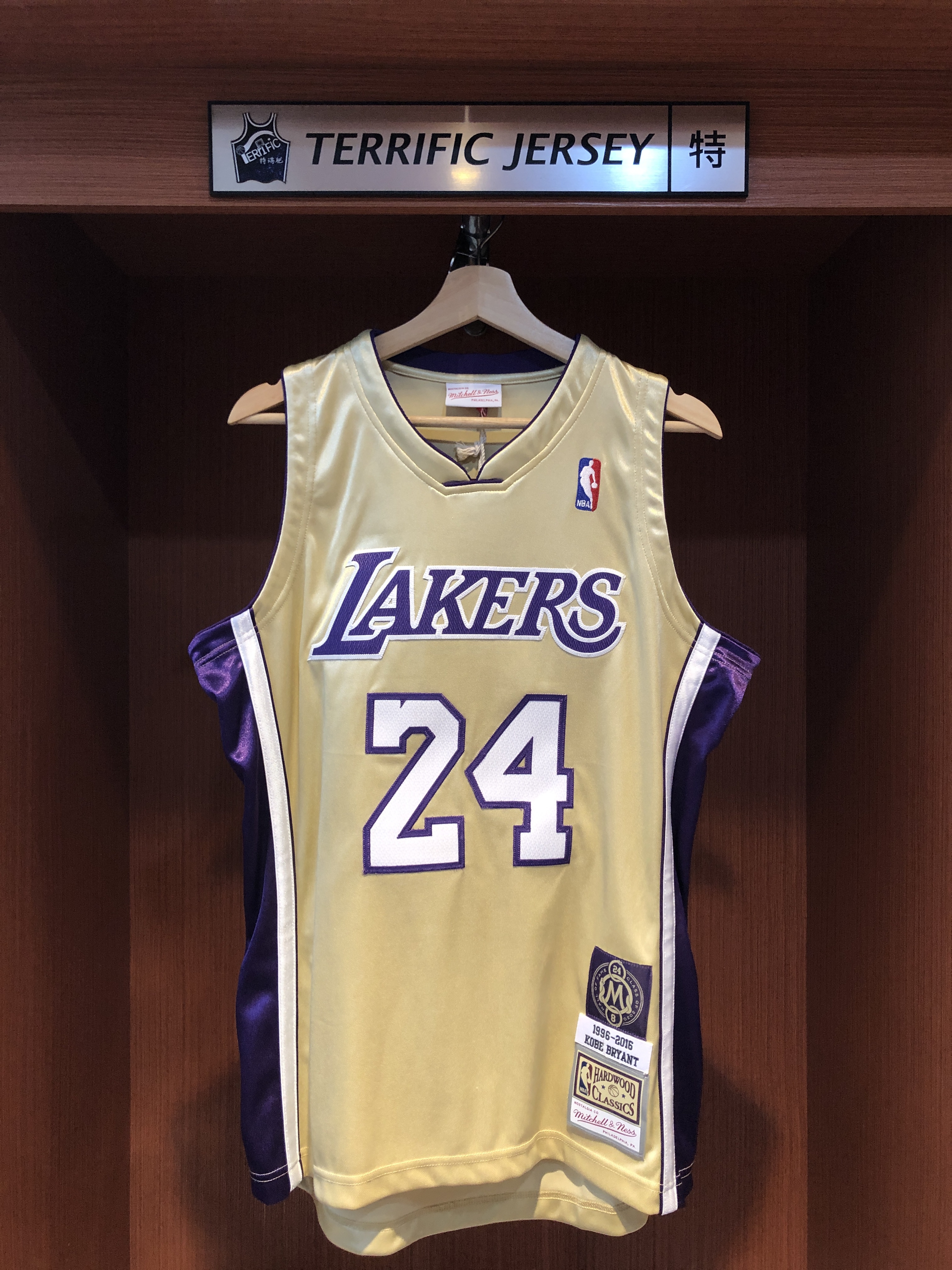 NBA球衣 Kobe Bryant 洛杉磯湖人 名人堂 紀念金 96-16金 #24 M&N Authentic 球員版 電繡 全新