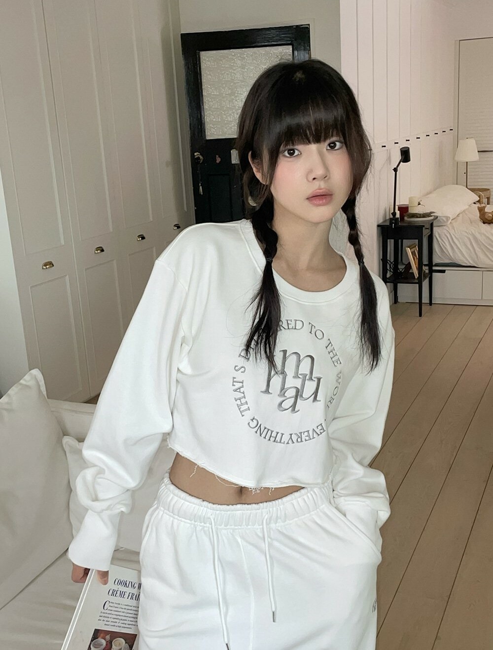 韓國muahmuah授權 運動風縫線圓LOGO不收邊短版上衣