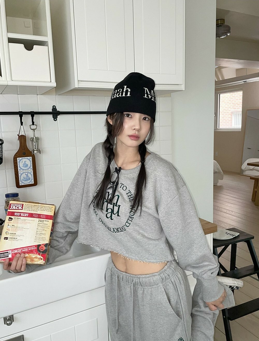 韓國muahmuah授權 運動風縫線圓LOGO不收邊短版上衣