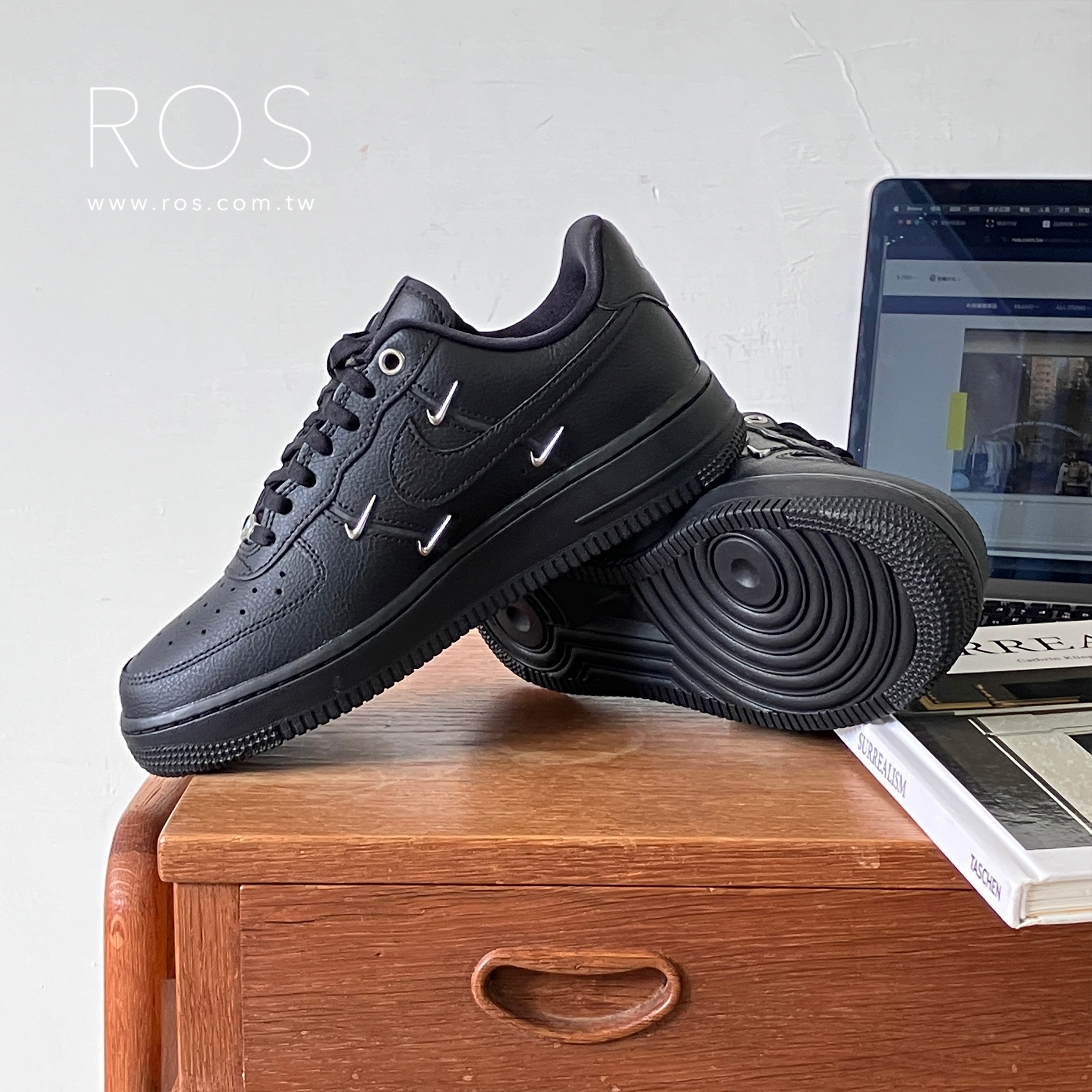 Nike Air Force 1 全黑小銀勾