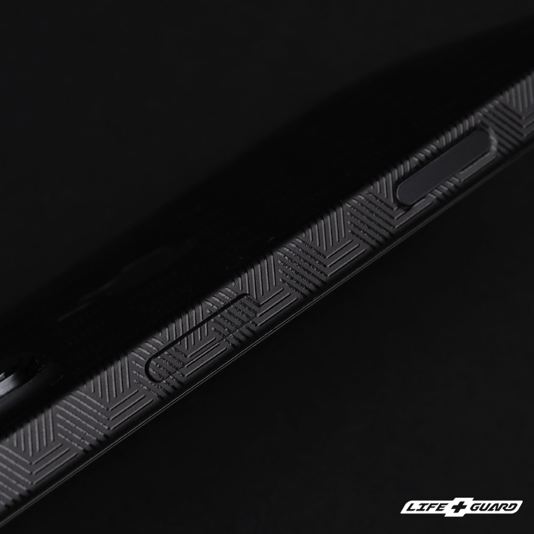 LIFE+GUARD 貼膜安裝示意圖，適用 iPhone 16 Pro