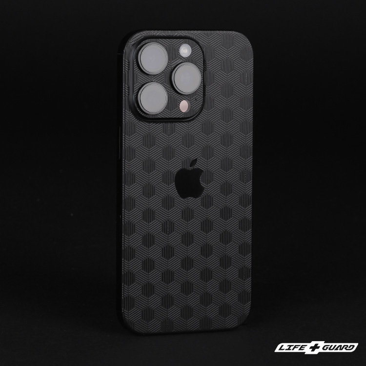 LIFE+GUARD 貼膜安裝示意圖，適用 iPhone 16 Pro