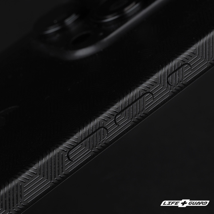 iPhone 16 Pro 貼膜展示圖，LIFE+GUARD 風格