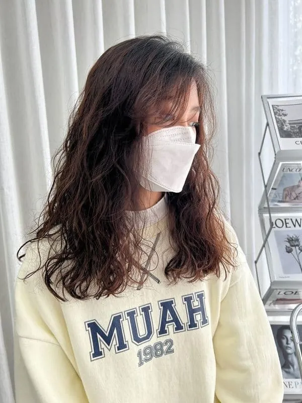 Habi's Perm Creation: Hippie Perm. Shoulder-length hair with messy small curls, creating a vibrant and energetic look.