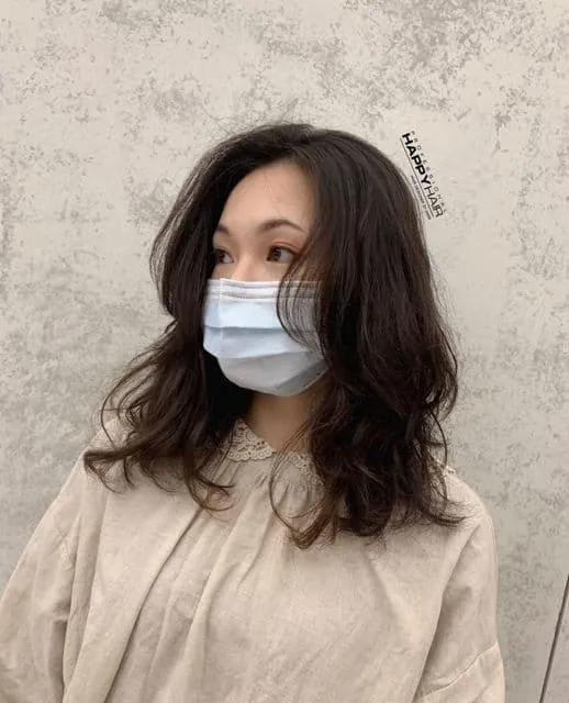 Habi's Perm Creation: Cloud Perm. Hair length slightly below the shoulders, with large curls adding to a more relaxed look.