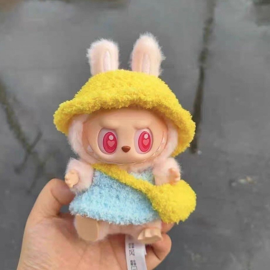 拉布布 LABUBU 坐坐派對 吊飾專用服裝 黃帽藍裙小包套裝 (無附吊飾)