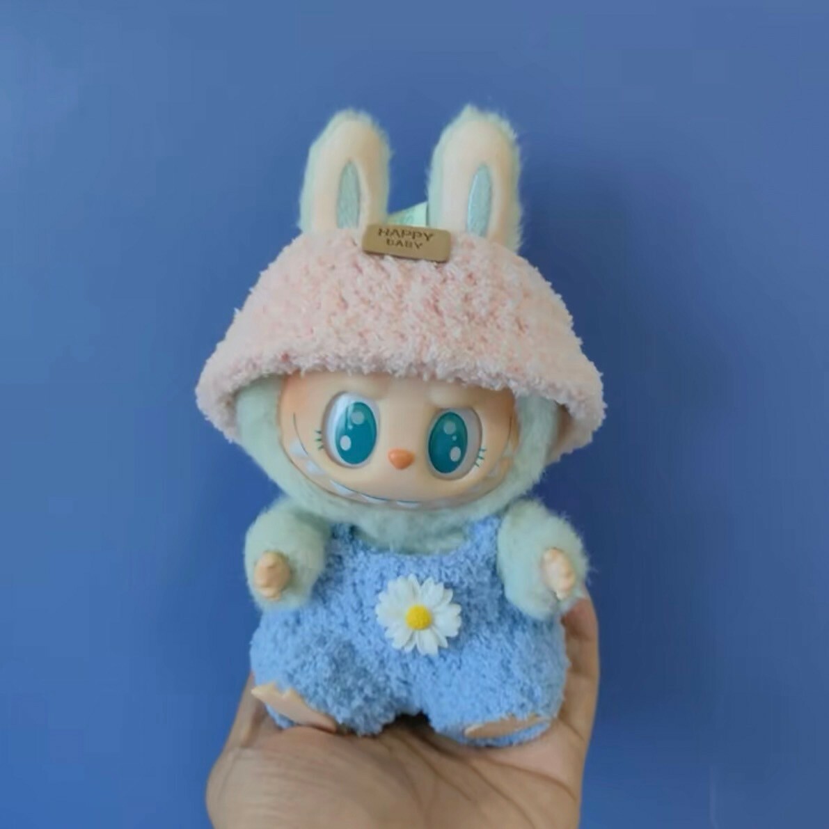 拉布布 LABUBU 坐坐派對 吊飾專用服裝 粉帽藍褲小雛菊裝 (無附吊飾)
