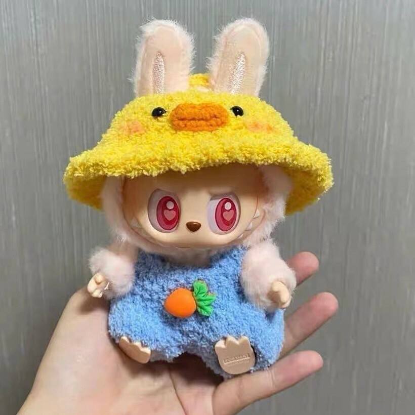 拉布布 LABUBU 坐坐派對 吊飾專用服裝 小鴨帽藍褲胡蘿蔔裝 (無附吊飾)