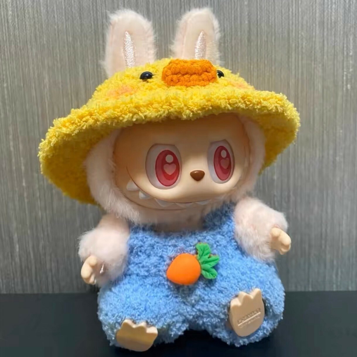 拉布布 LABUBU 坐坐派對 吊飾專用服裝 小鴨帽藍褲胡蘿蔔裝 (無附吊飾)
