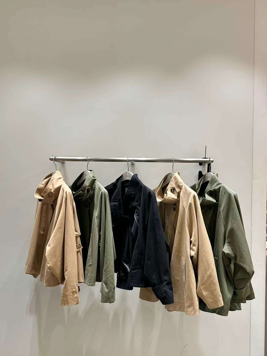 AF3003 初秋必備高領乾濕風褸(短款)