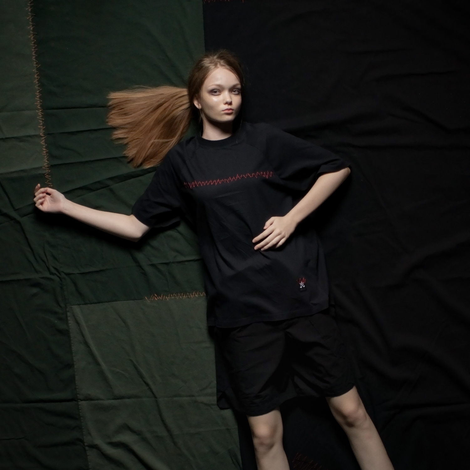 縫合拼接寬鬆彈簧棉Tee-特種黑