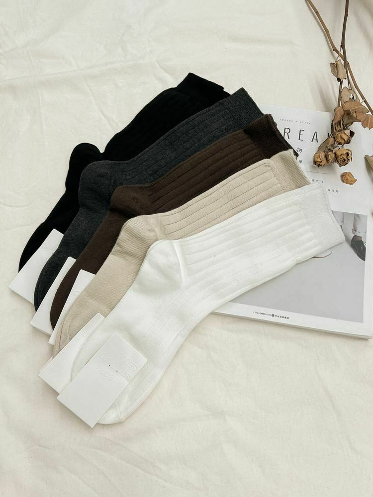 經典坑紋素色中筒襪