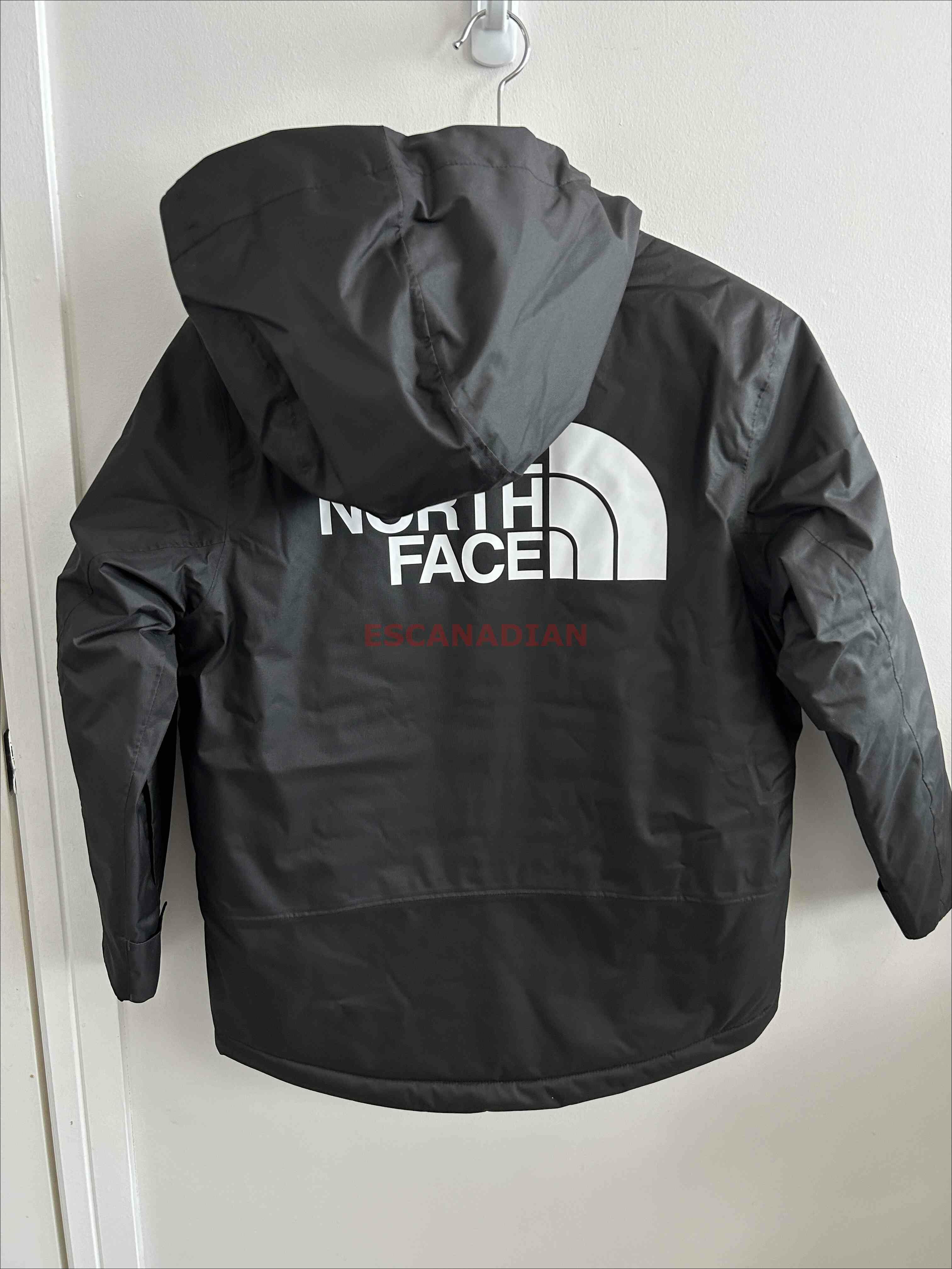 THE NORTH FACE 男大童 FREEDOM 正面圖案 厚鋪棉 保暖 防水 防風  連帽 外套 (前小後大)