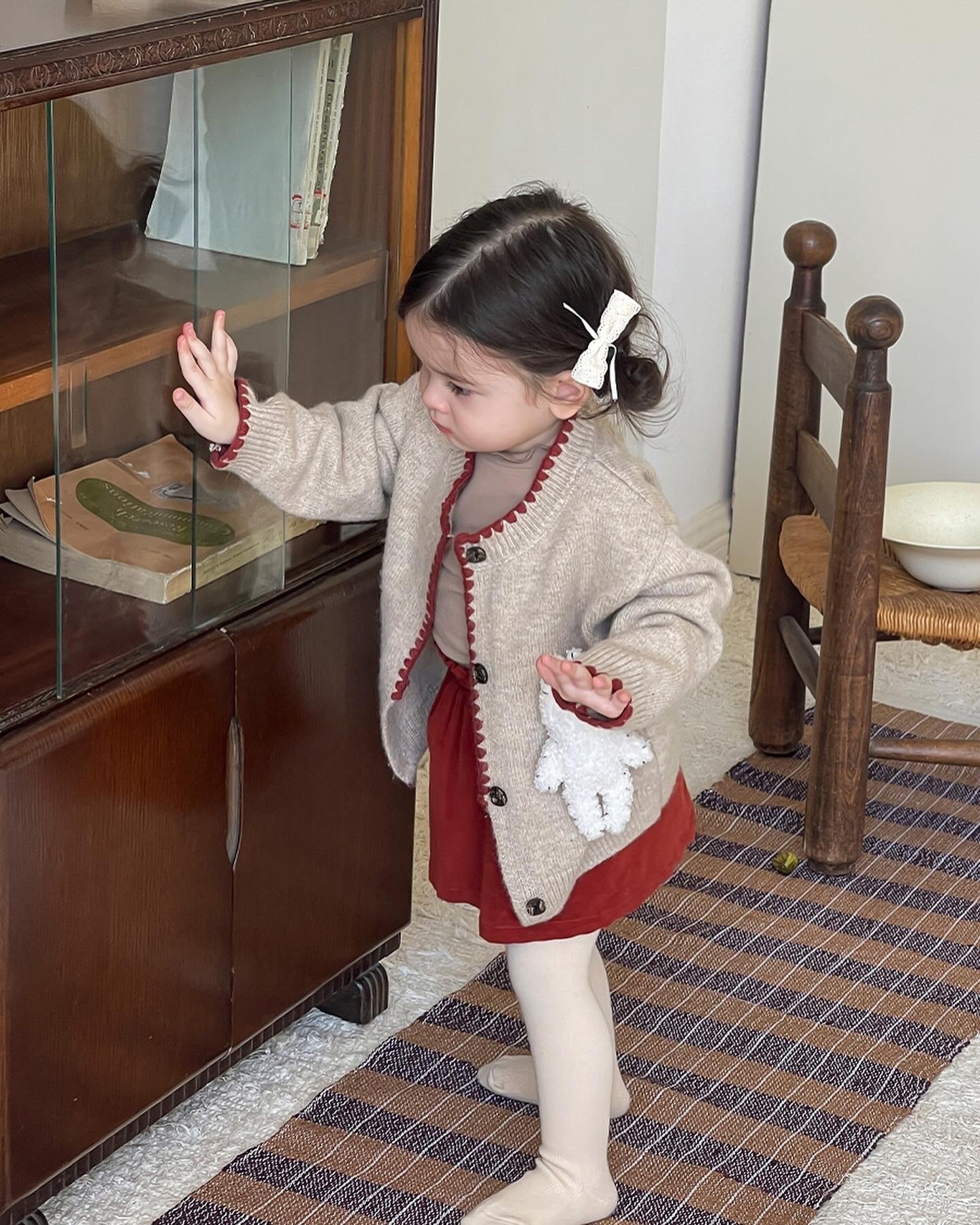 立體小兔滾邊外套/咖色內搭/紅色燈芯絨短裙