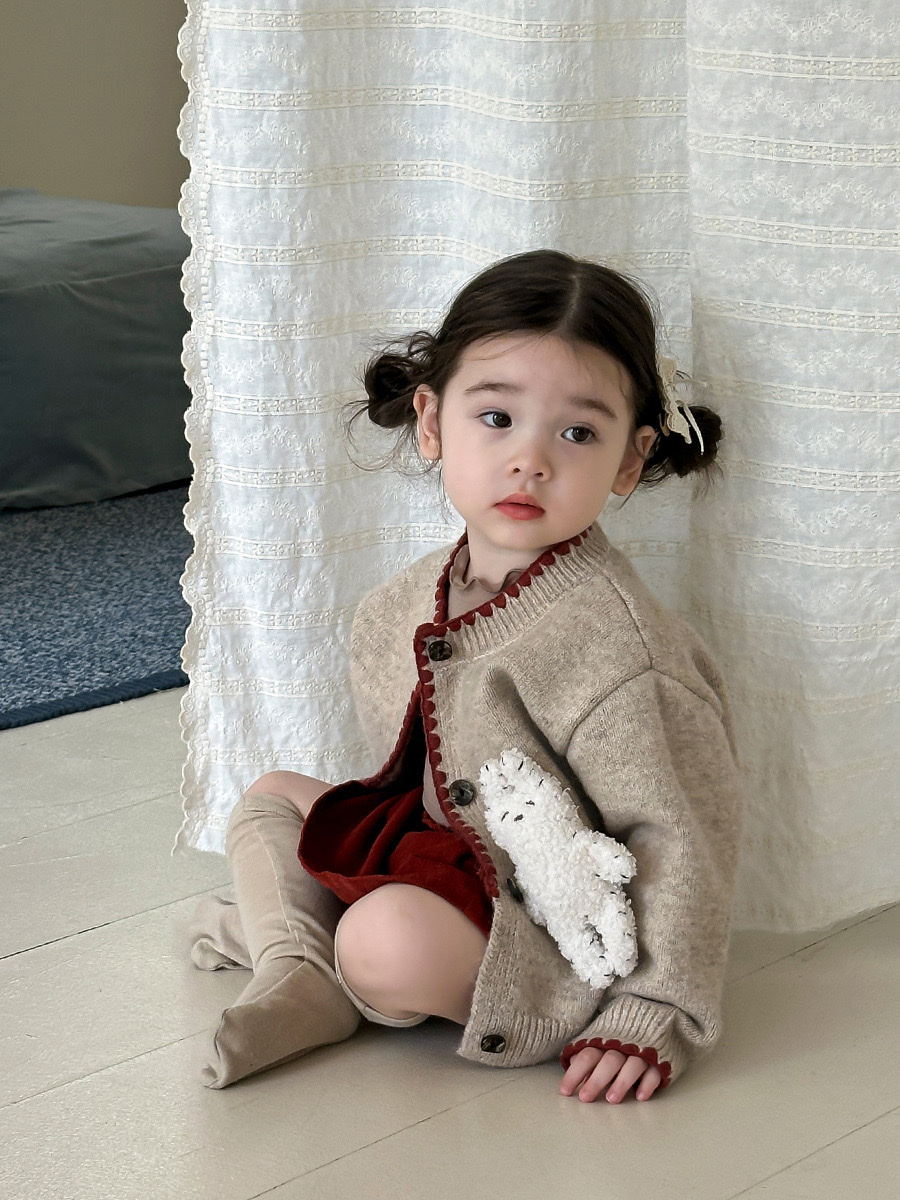 立體小兔滾邊外套/咖色內搭/紅色燈芯絨短裙