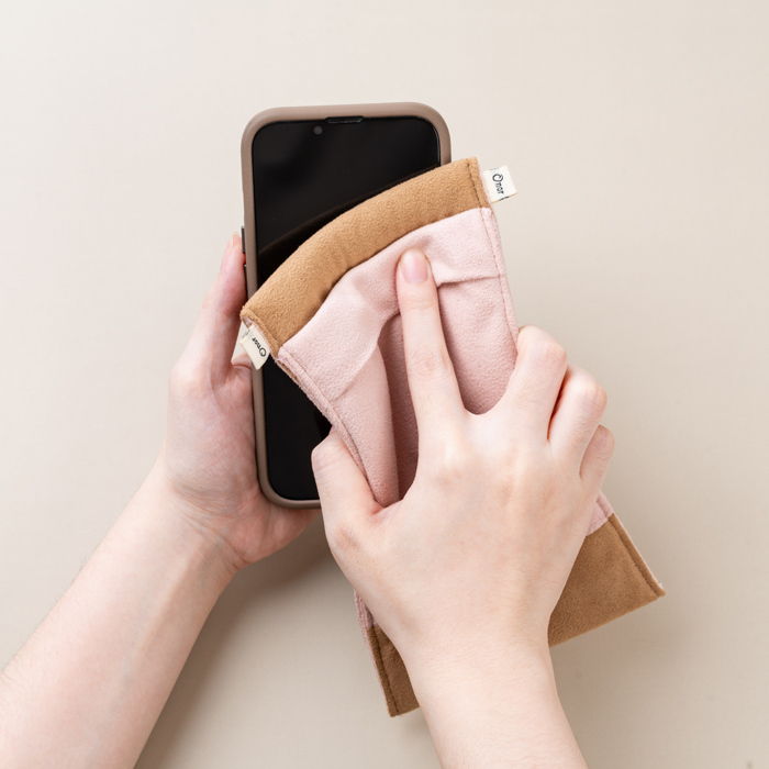 Om3手機包擦拭手機示意