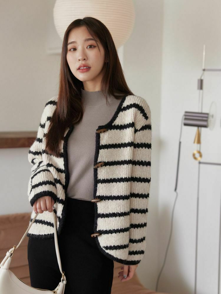 圓領木質釦條紋針織外套