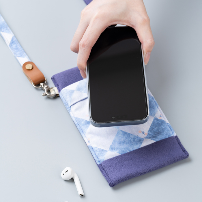 放手機套上可多一層保護示意