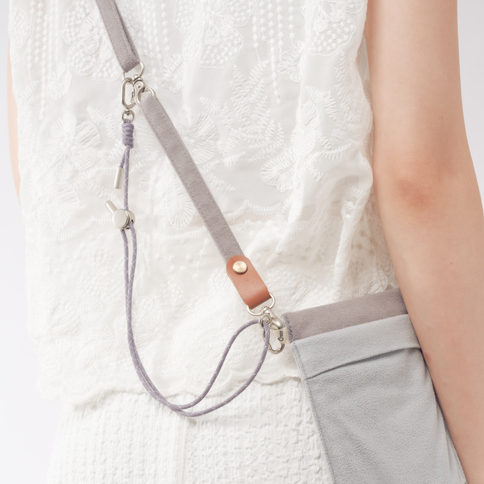 手機連結繩扣在手繩上示意