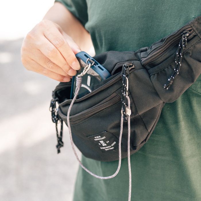 手機連結繩扣在包上,可簡易防盜、防掉落