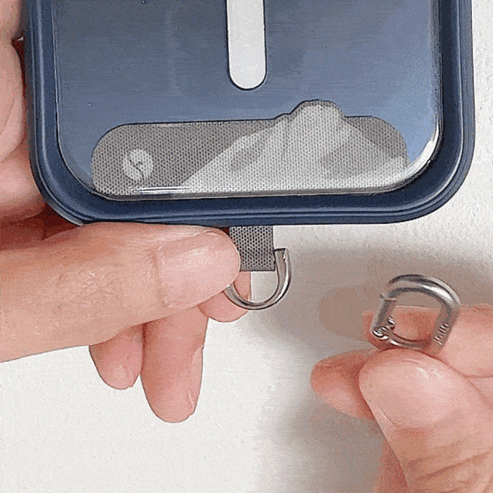 手機連結繩快速扣在夾片上示意