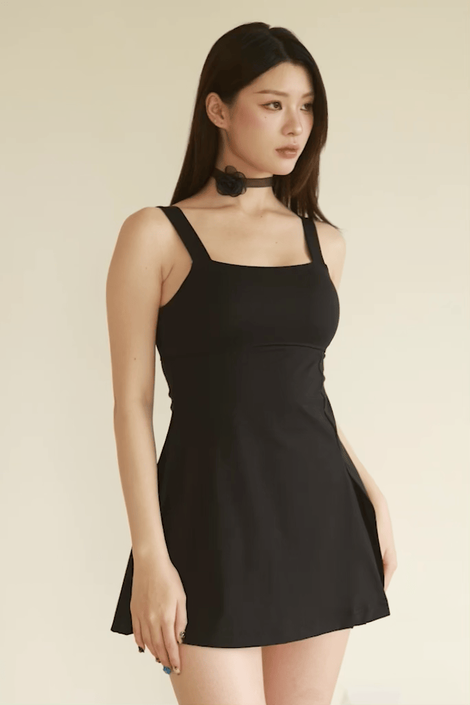 高機能後挖空小黑裙