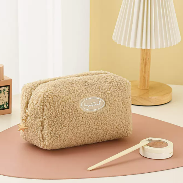 Hot push large-capacity travel anti-freeze toiletry bag (beige [pillow model])