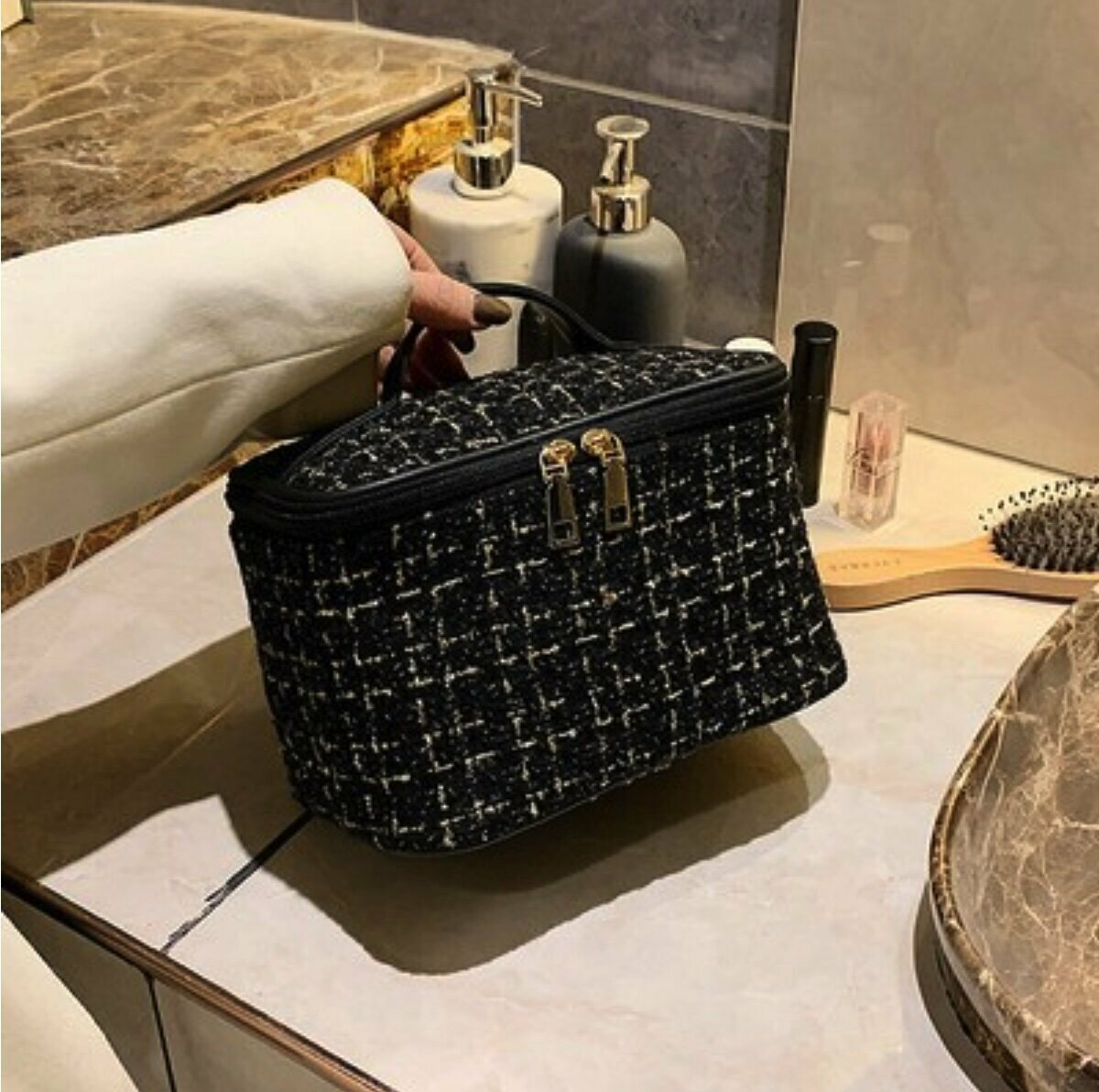 Popular small fragrance large-capacity toiletry storage bag (black size: 14cm*14cm*22CM)