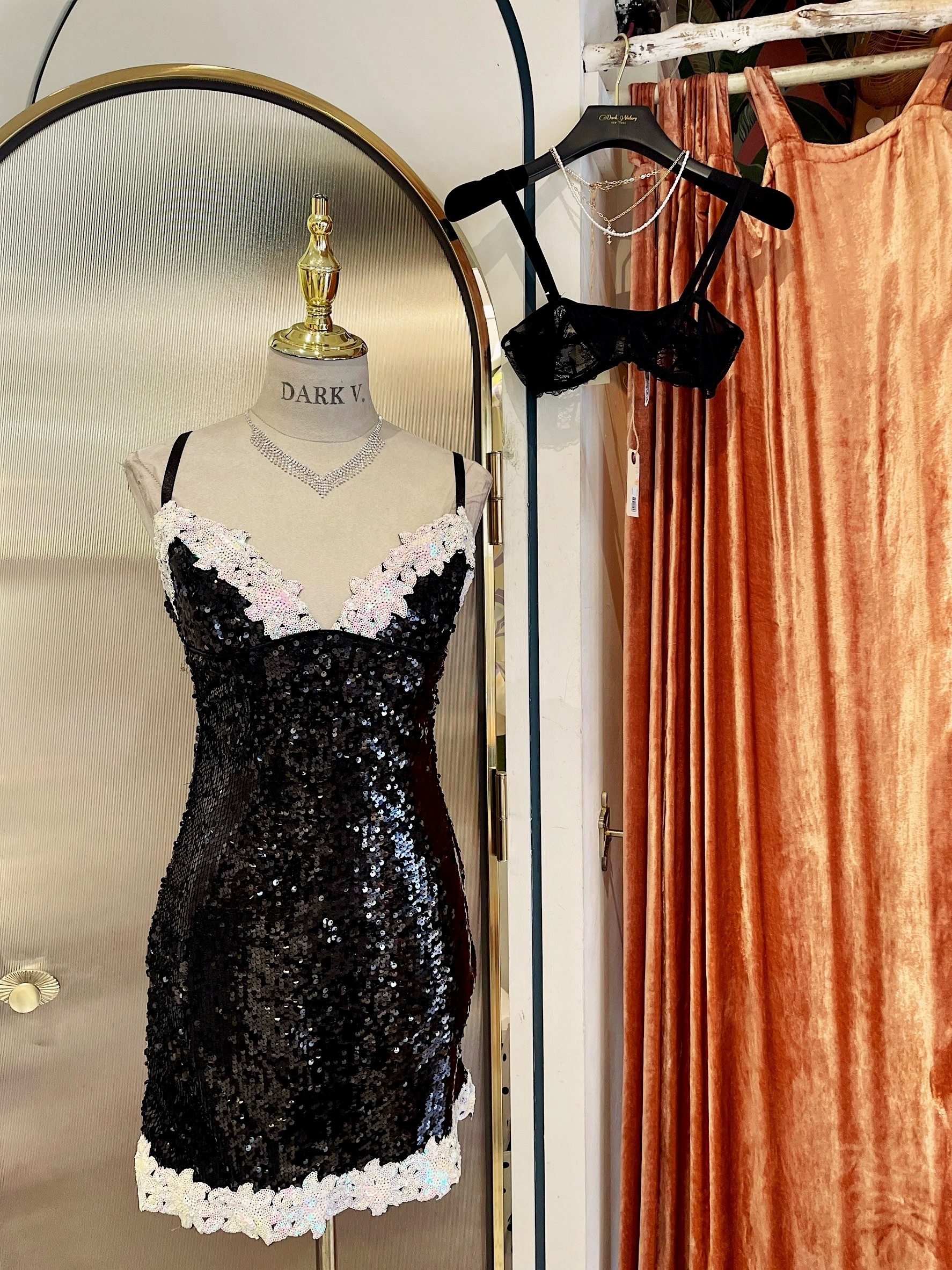 Black Flower黑色 V領花卉亮片飾邊Mini Dress