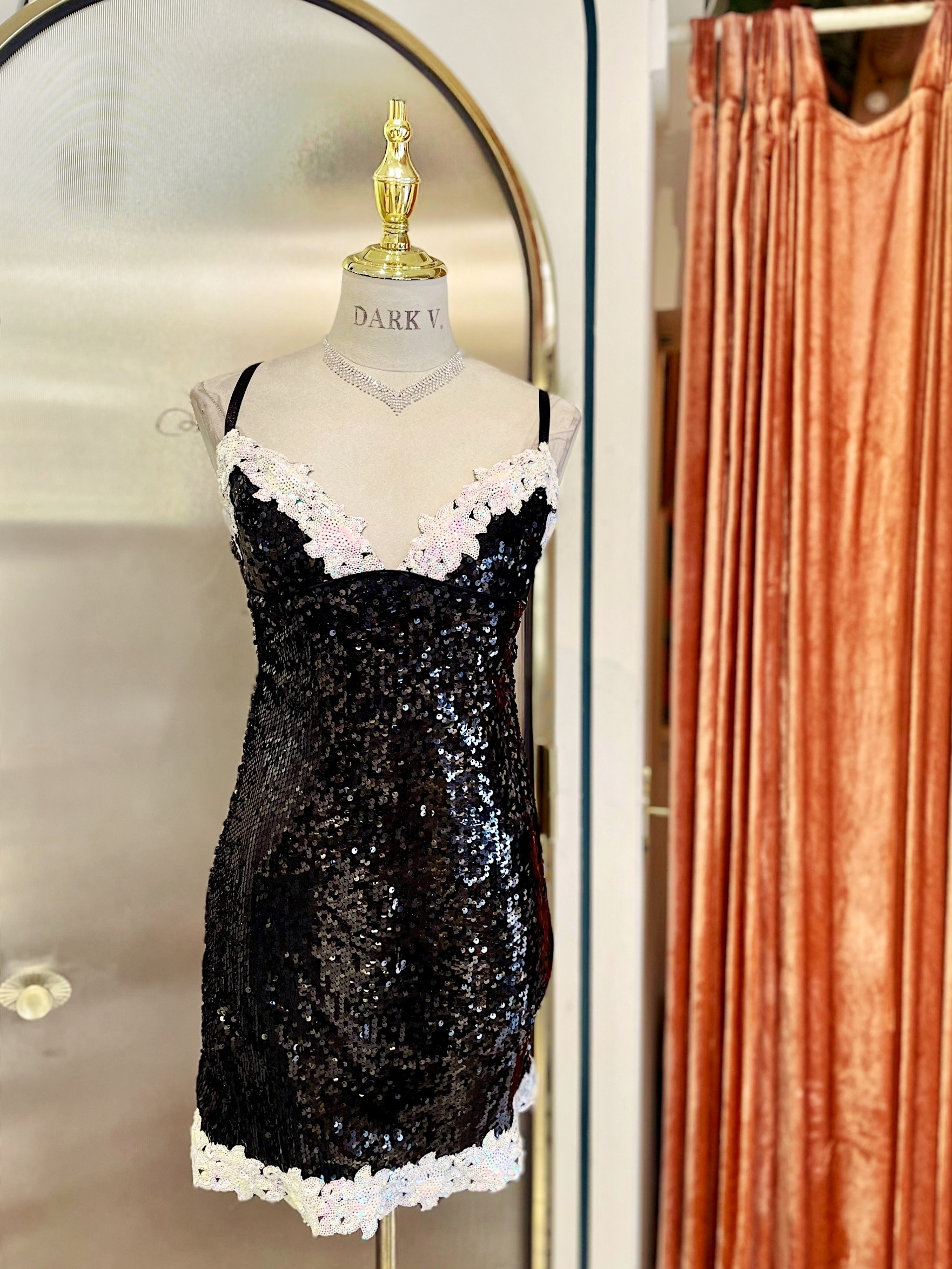 Black Flower黑色 V領花卉亮片飾邊Mini Dress