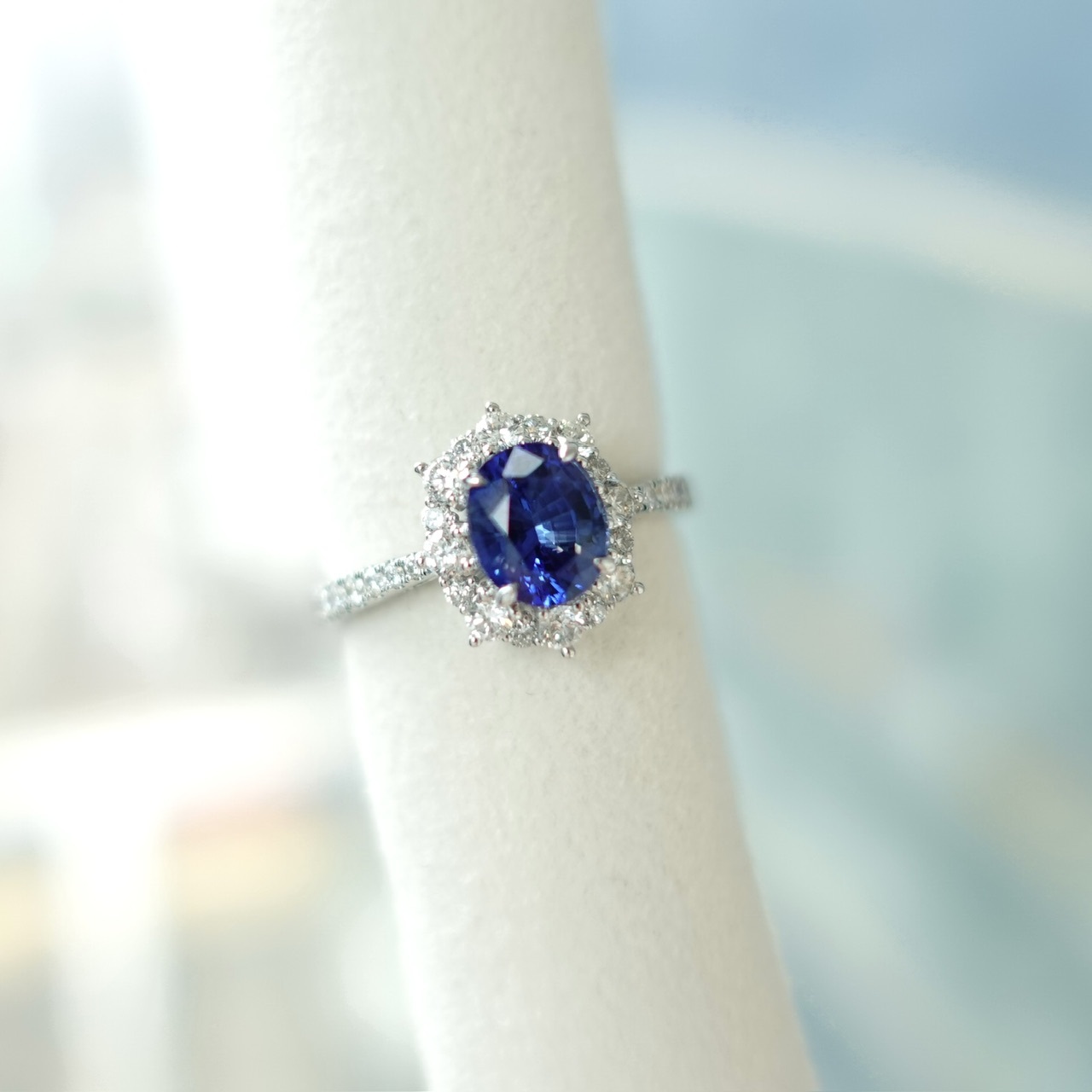 18K金鑲嵌天然矢車菊藍藍寶石鑽石戒指 - 橢圓形切 (帶AIGS證書)