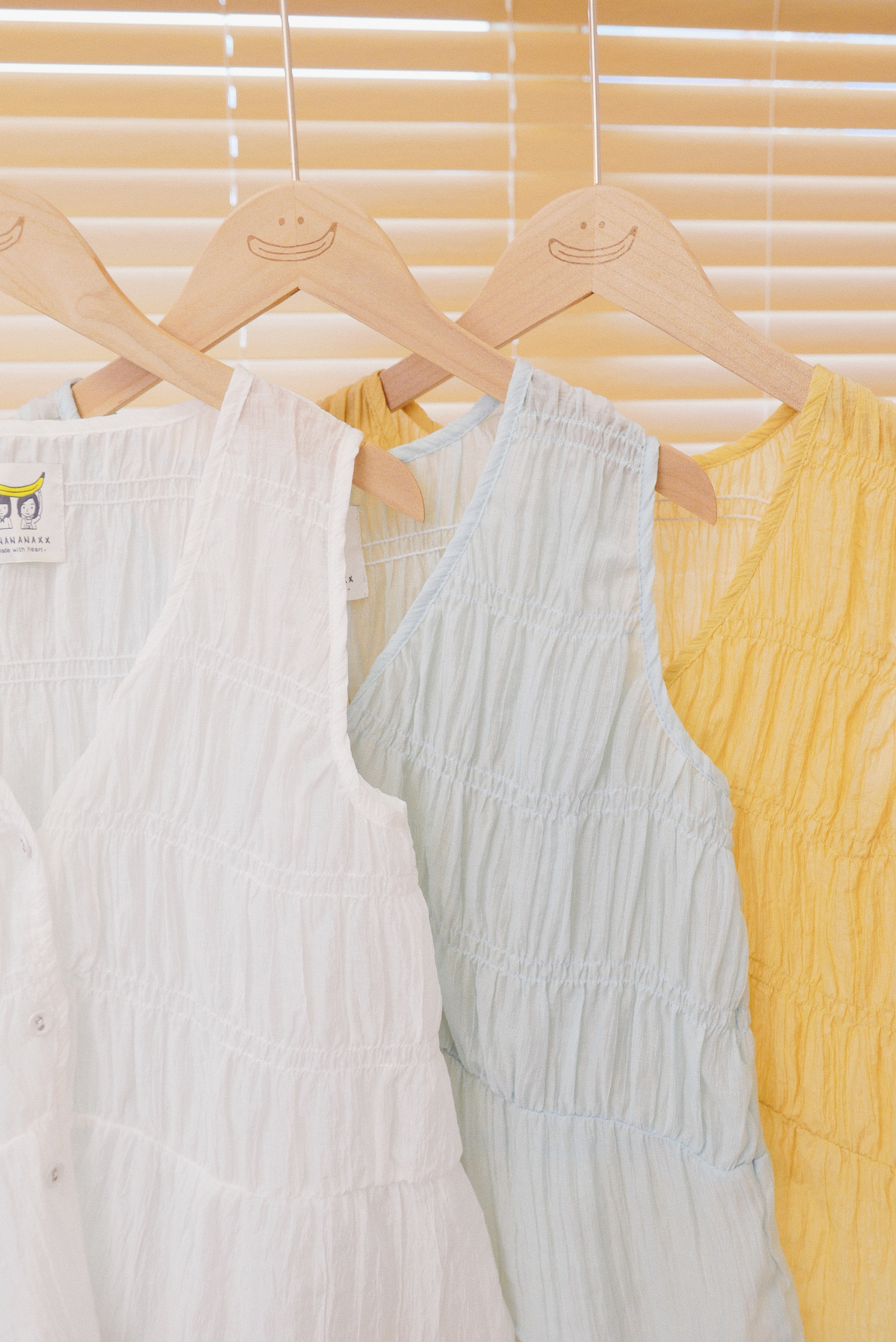 三色 / 微透感碎褶V領馬甲/ Sheer Wrinkled V-Neck Vest