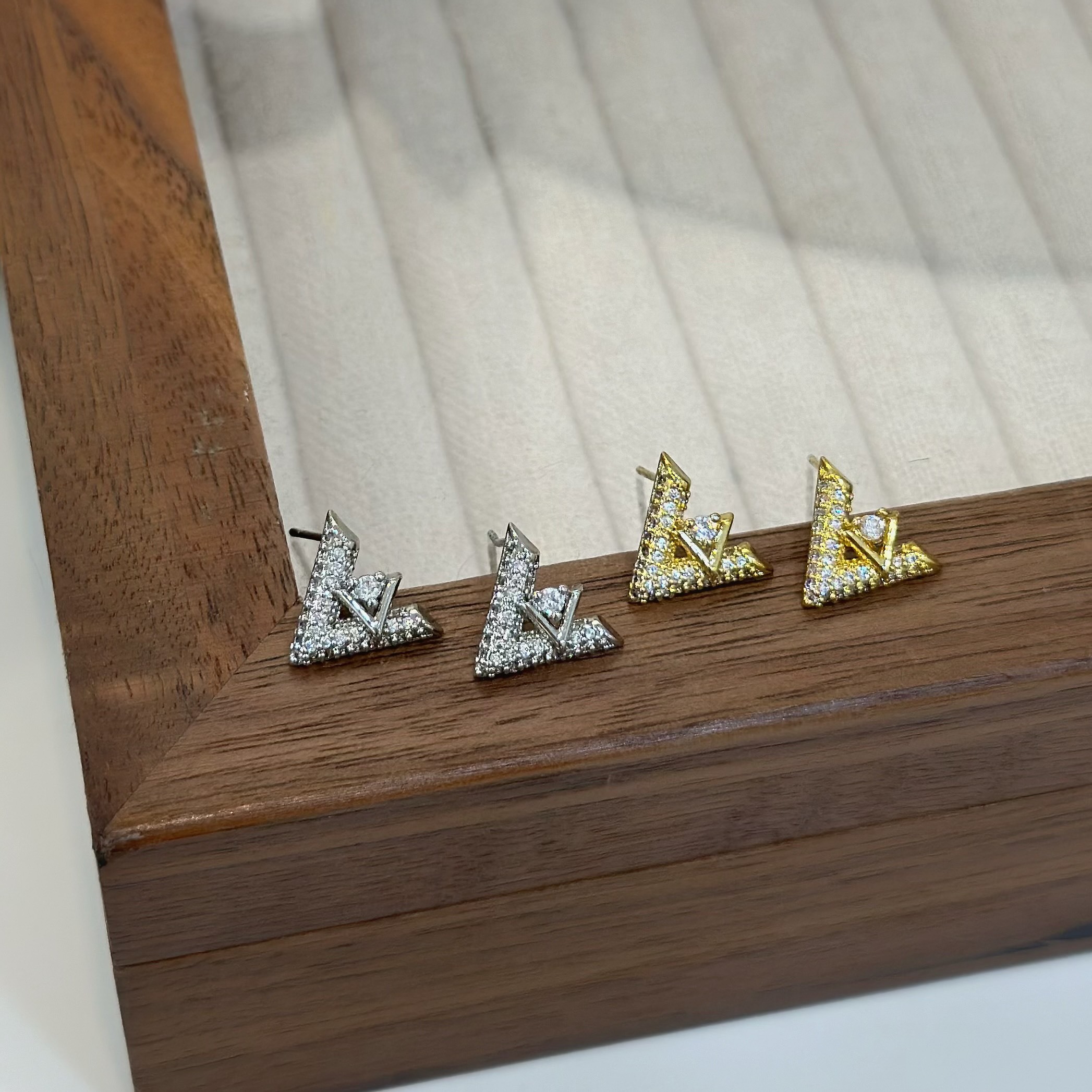 A54滿鑽字母V耳貼