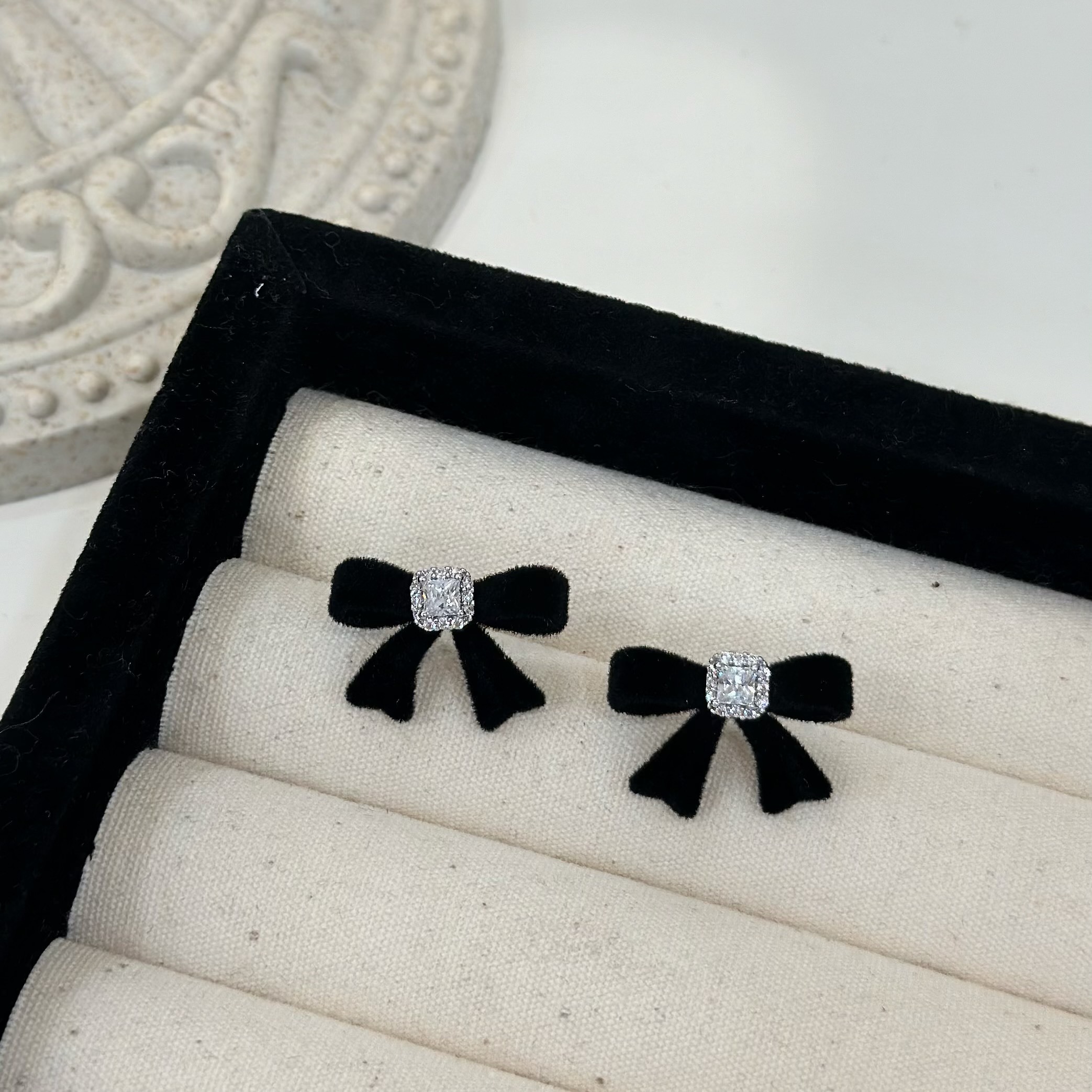 Y23方鑽黑色絨布蝴蝶結耳貼