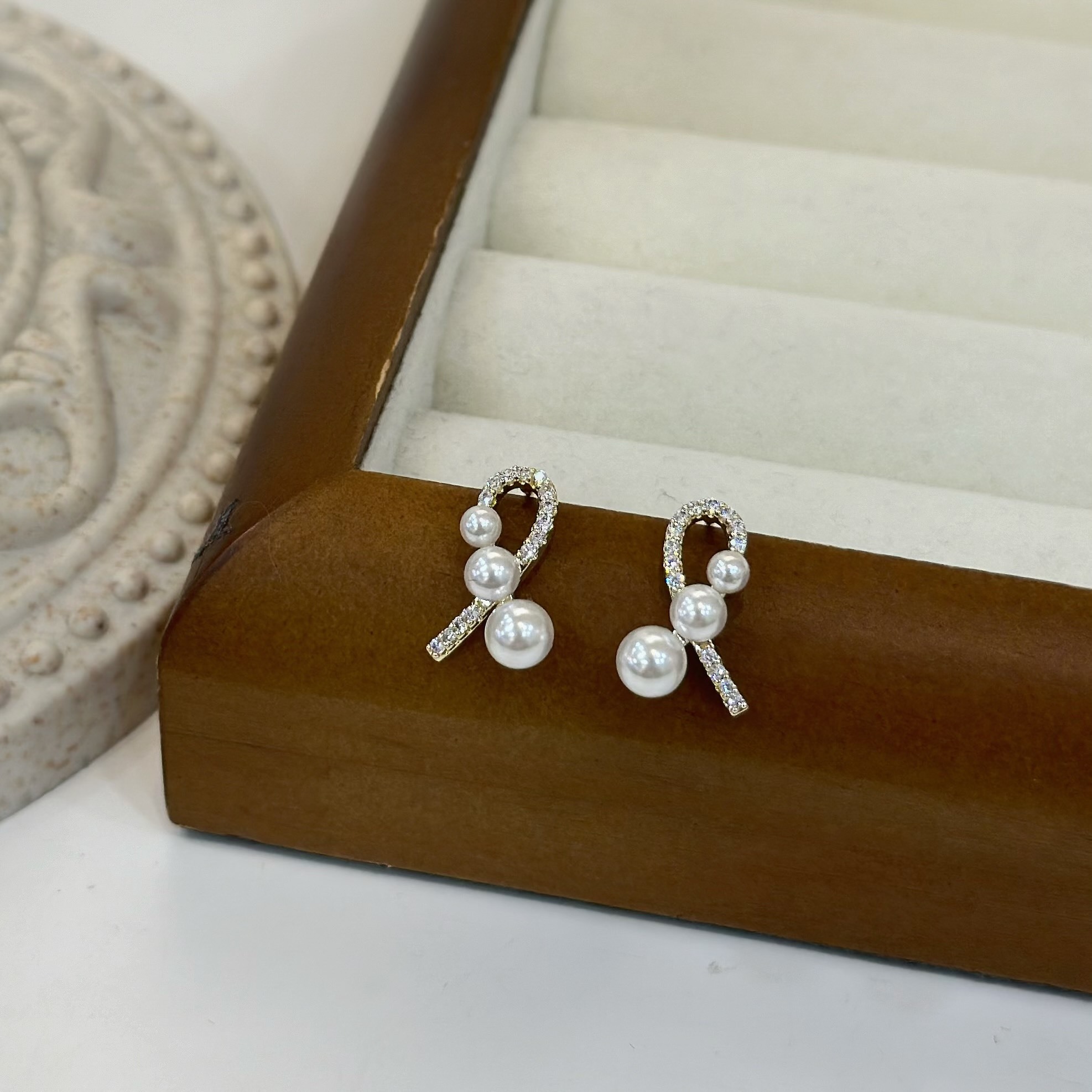 T27排鑽交叉珍珠耳貼