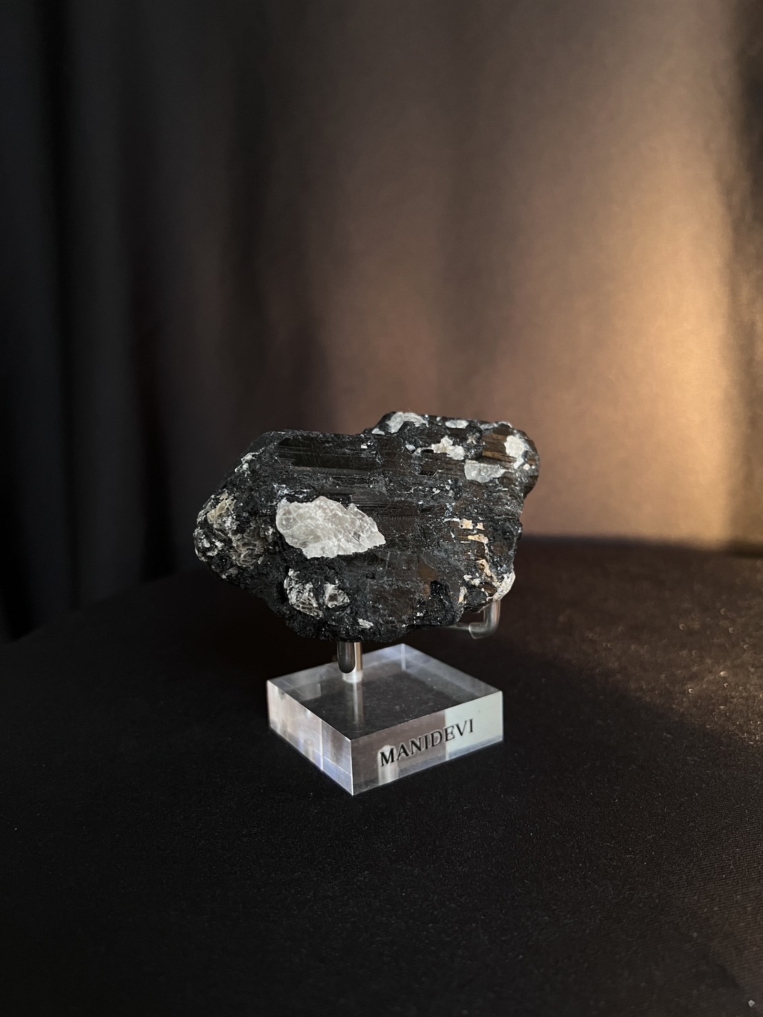 黑碧璽共生雲母 Black Tourmaline with Golden Mica