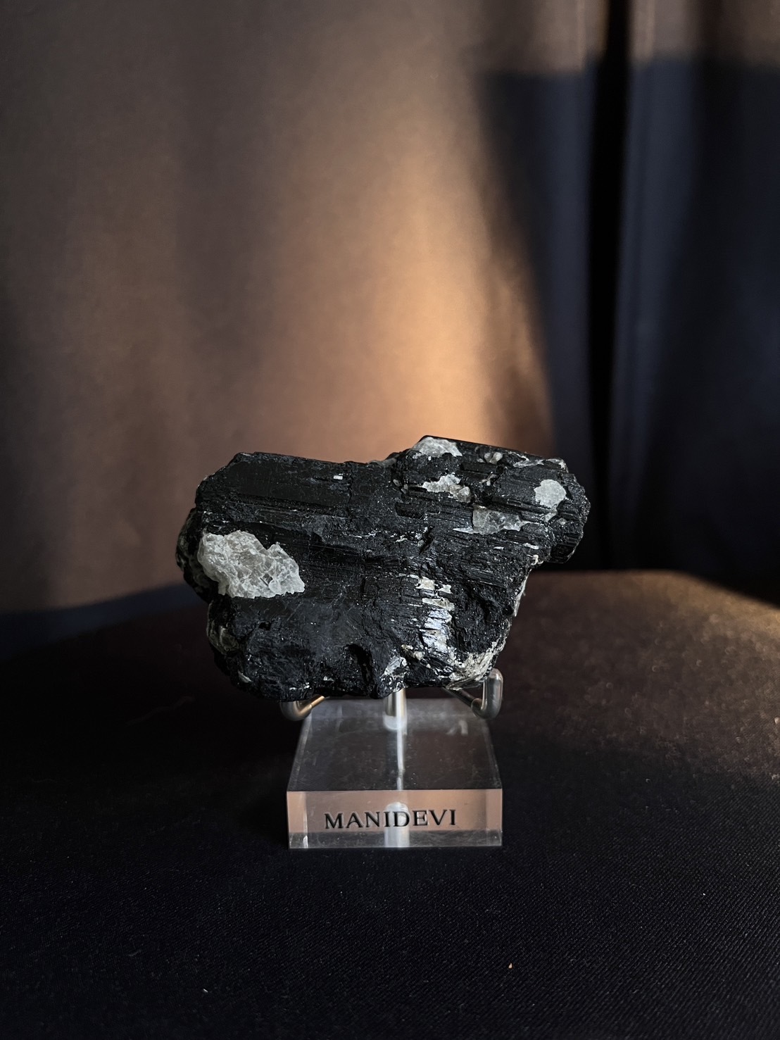 黑碧璽共生雲母 Black Tourmaline with Golden Mica