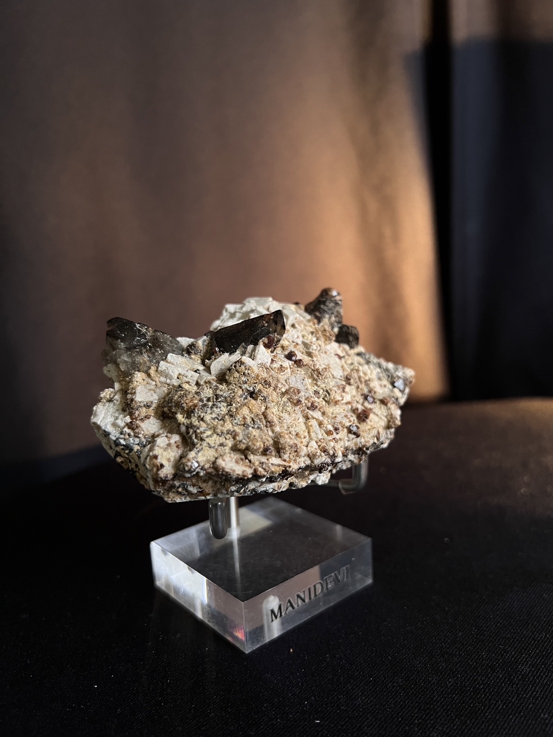 石榴石共生茶晶簇 Smoky Quartz With Spessartine Garnet