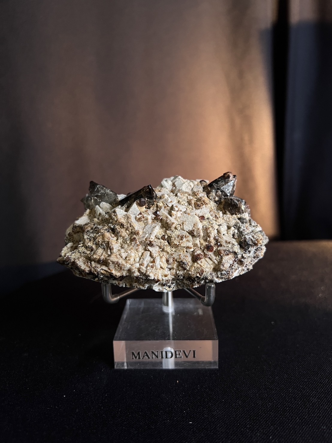 石榴石共生茶晶簇 Smoky Quartz With Spessartine Garnet