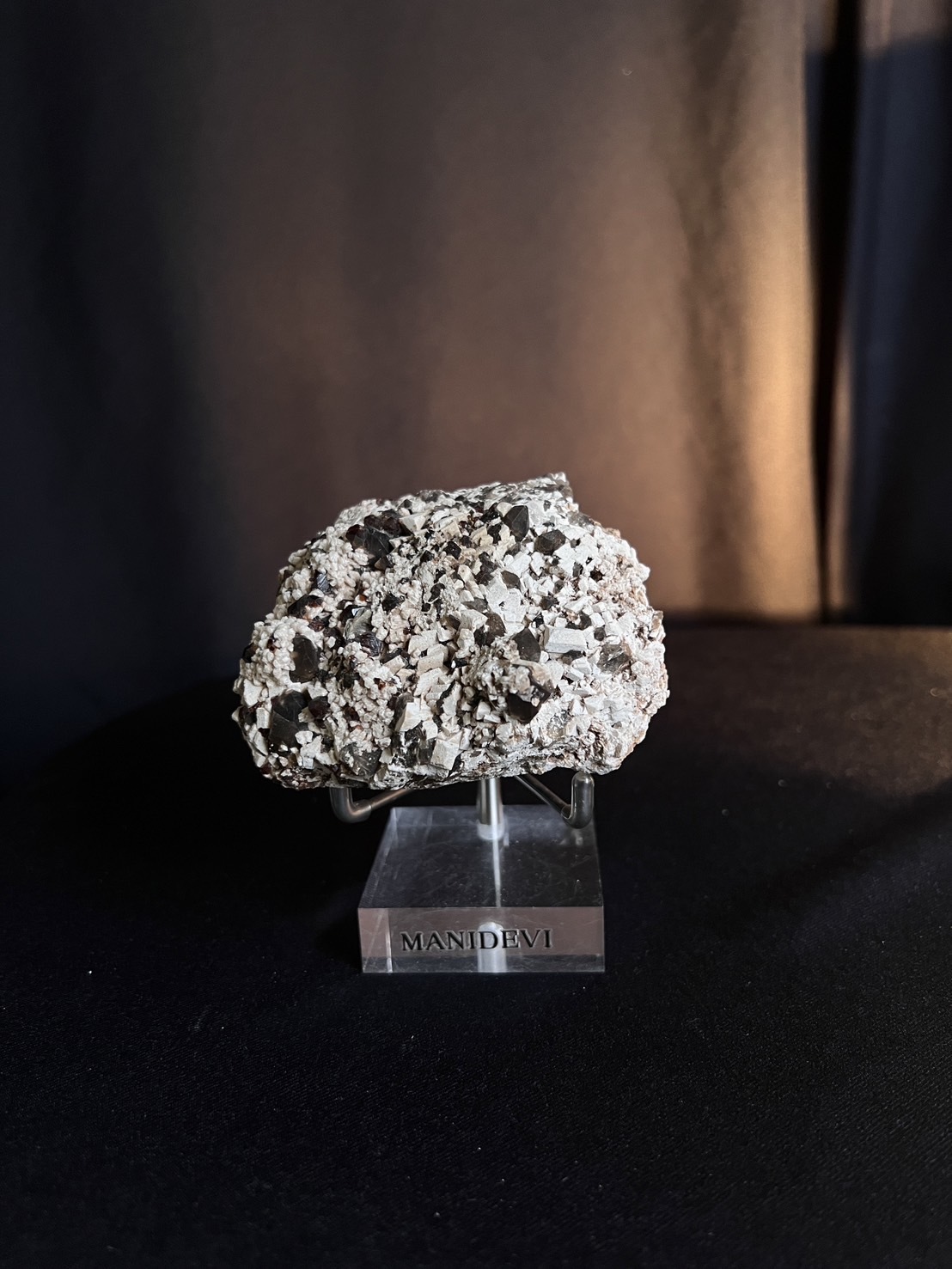 石榴石共生茶晶簇 Smoky Quartz With Spessartine Garnet