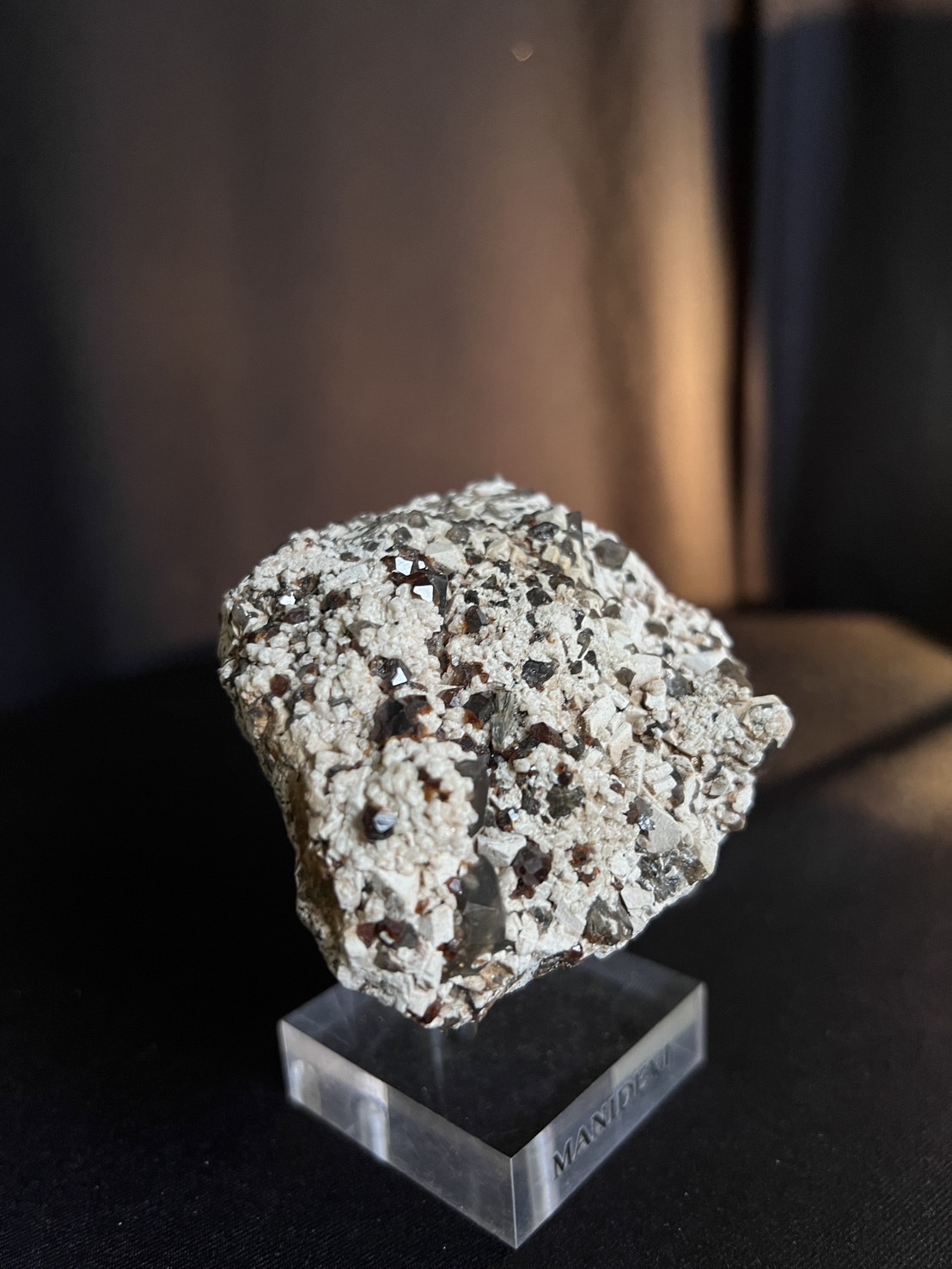 石榴石共生茶晶簇 Smoky Quartz With Spessartine Garnet