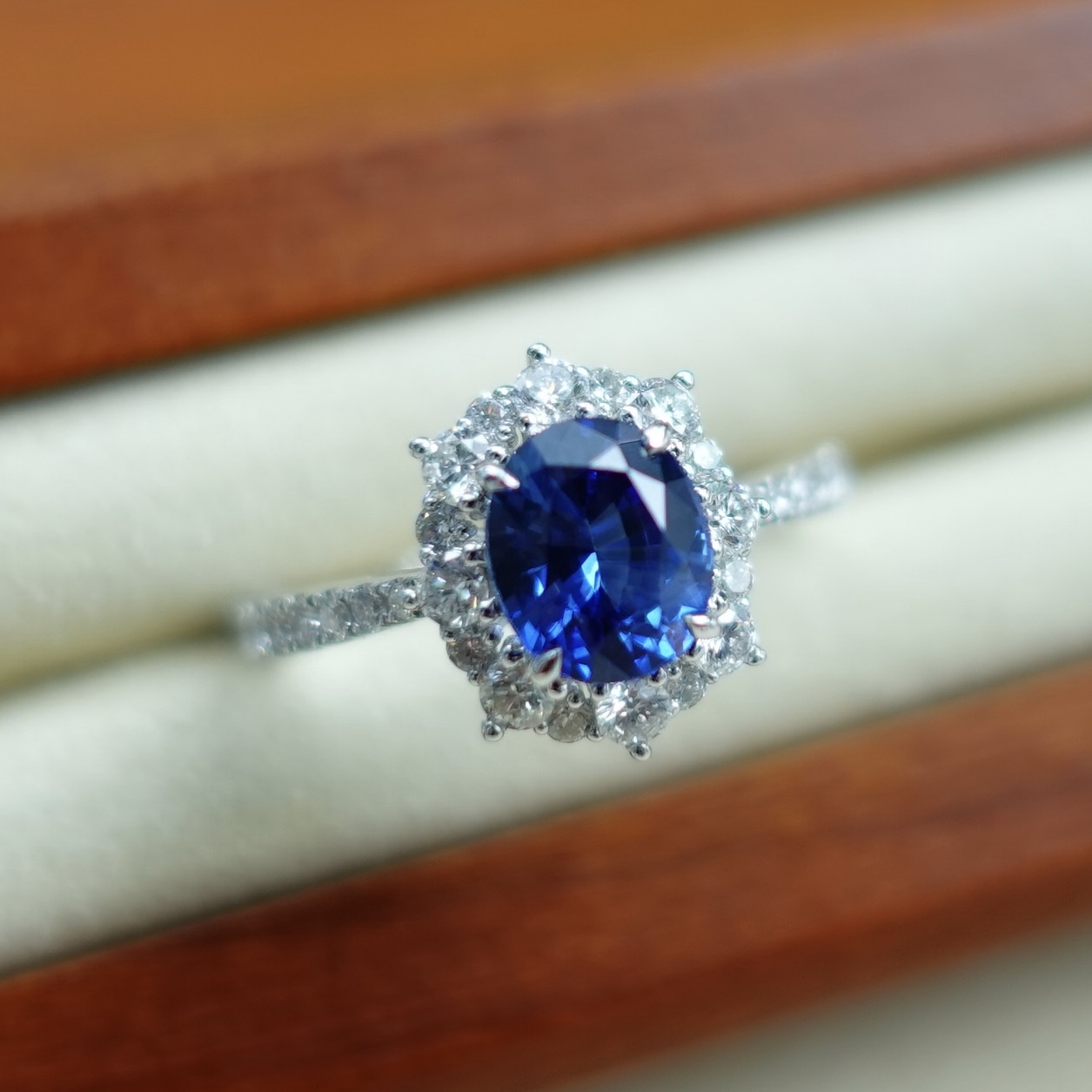 18K金鑲嵌天然矢車菊藍藍寶石鑽石戒指 - 橢圓形切 (帶AIGS證書)