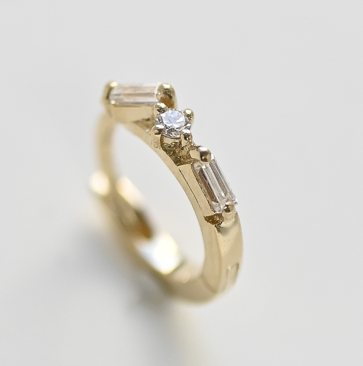 18K Tharo Diamond Earring