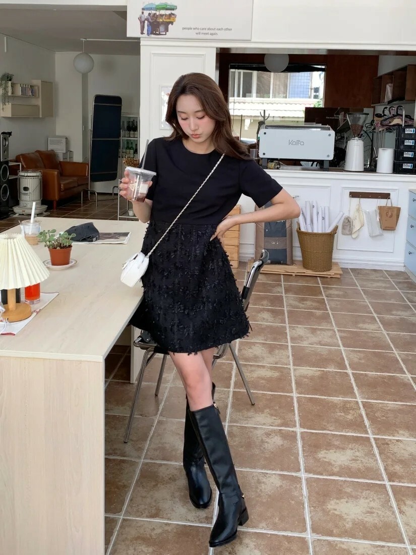 經典黑下擺拼接立體羽毛圓領短洋裝S-M (Elegant & Love)