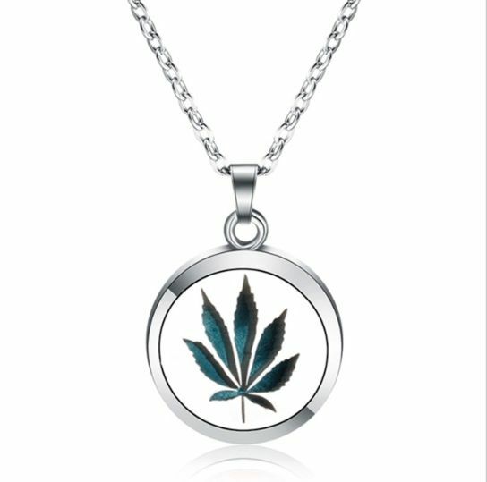 新款鏤空雕刻香薰 香水 精油 蚊水擴散器 吊墜頸鏈（頸鏈02款）送10墊片顏色隨機