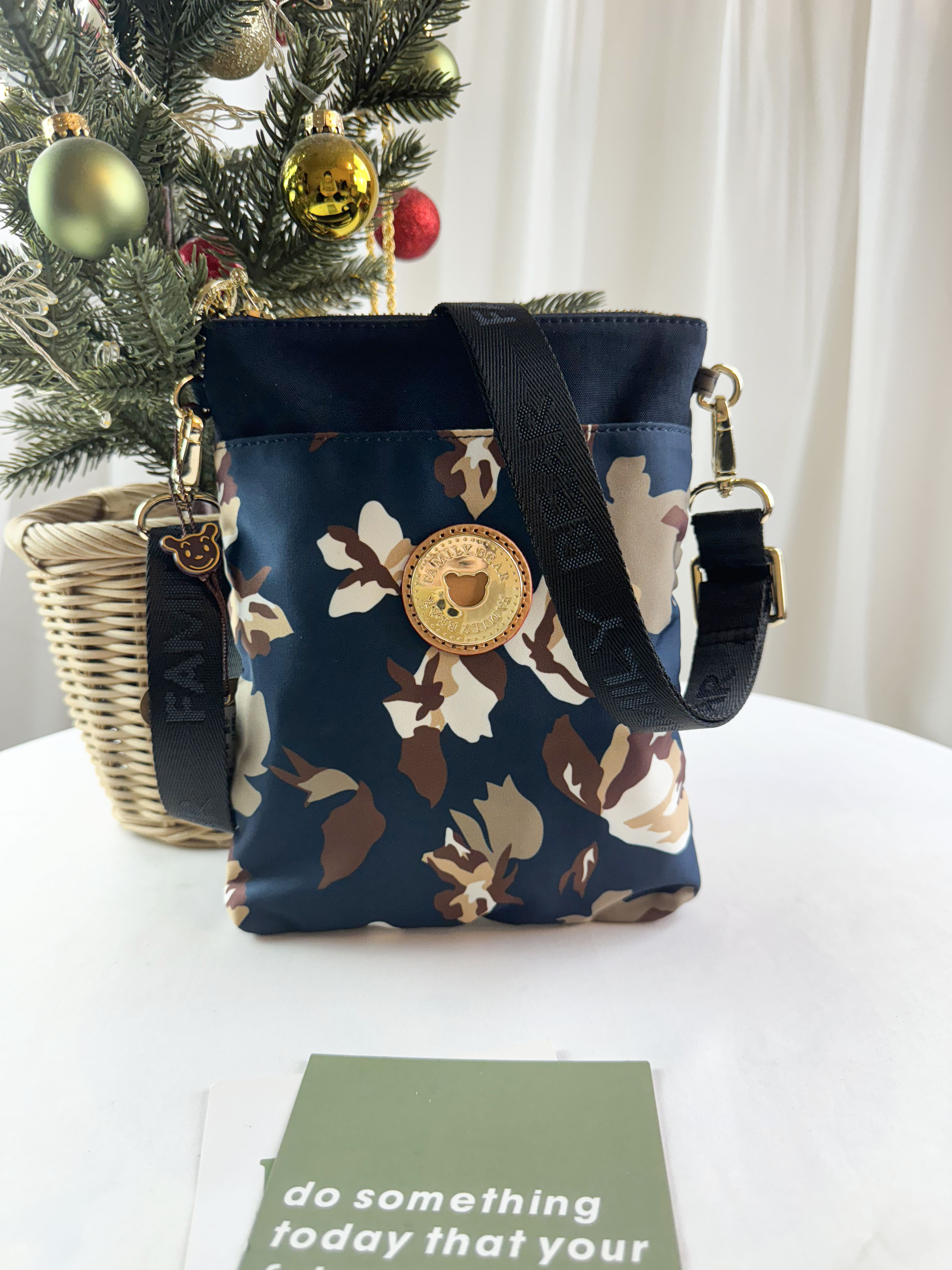 FamilyBear 蝴蝶花拼接藍防潑水單層側背包 / 手機袋 #2231