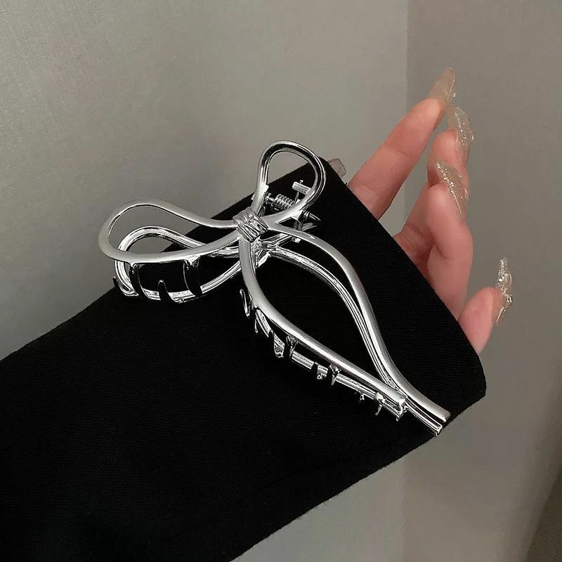 Cold-Toned Silver Hair Claw