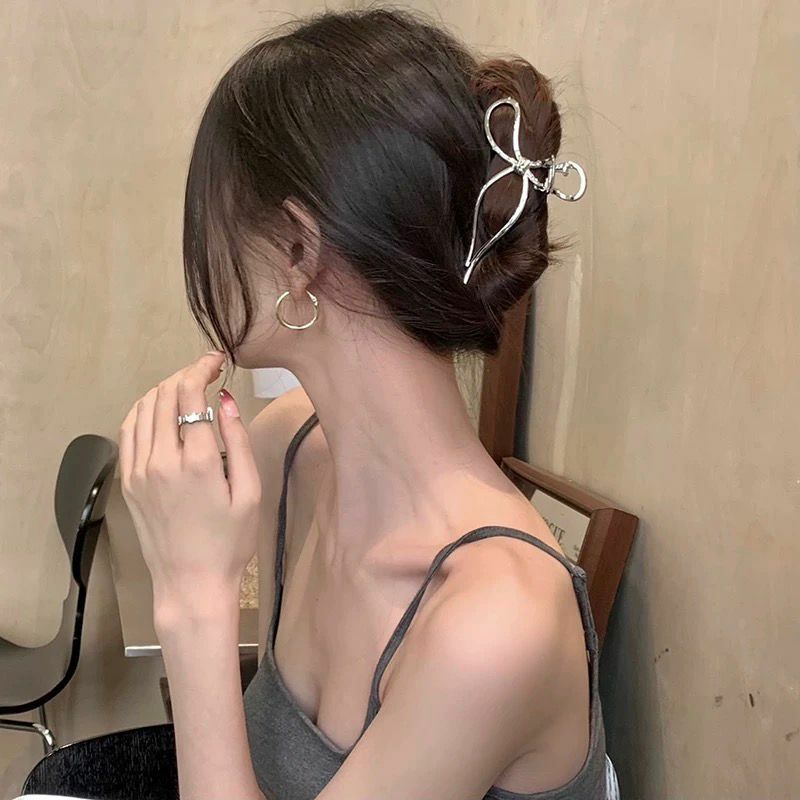 Cold-Toned Silver Hair Claw