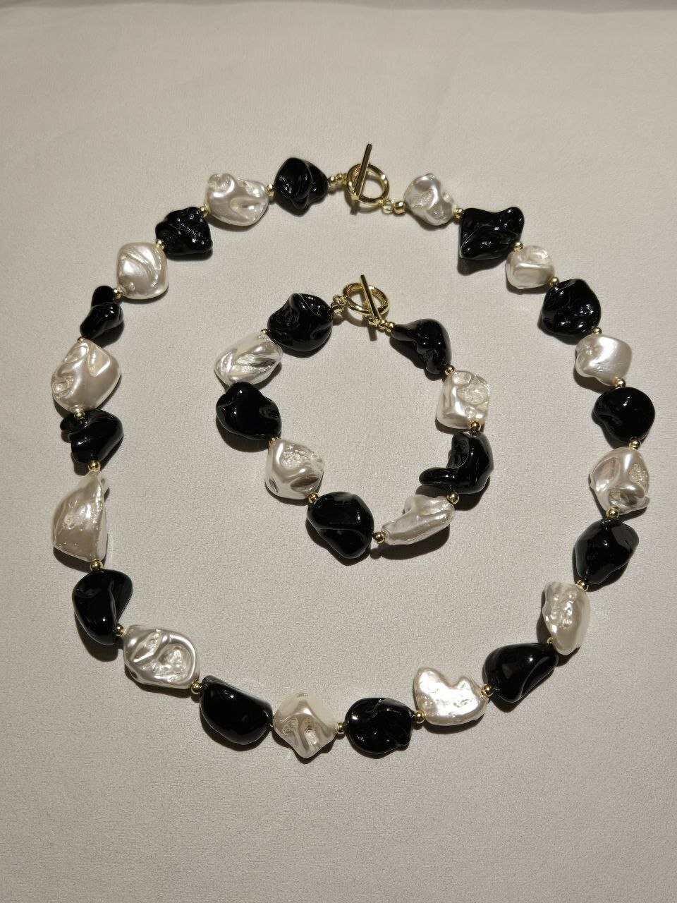 [S] GEMZ & CO NCJS SPAIN PEARLS FREEFORM BLACK WHITE NECKLACE & BRACELET JEWELLERY SET, XT-N013 (Z81)